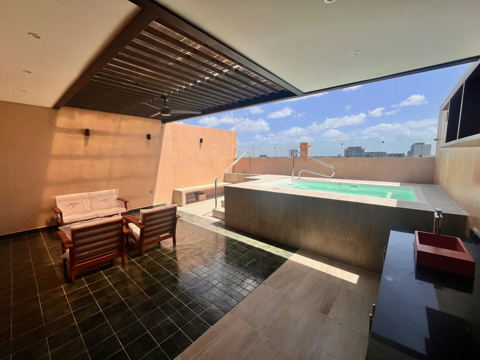 Piscina Glüp con escalones junto a una terraza residencial